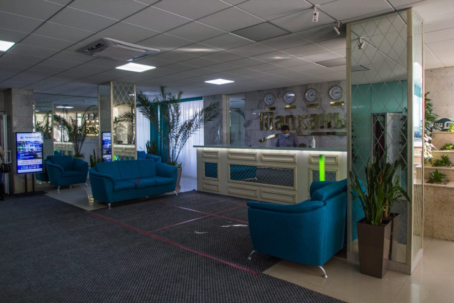 Зона ресепшен в санатории Тарханы город Пятигорск - фотография