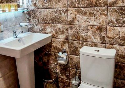 Ванная комната в номере стандарт в санатории Тарханы город Пятигорск - фотография