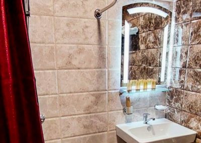 Ванная комната в номере стандарт в санатории Тарханы город Пятигорск - фотография