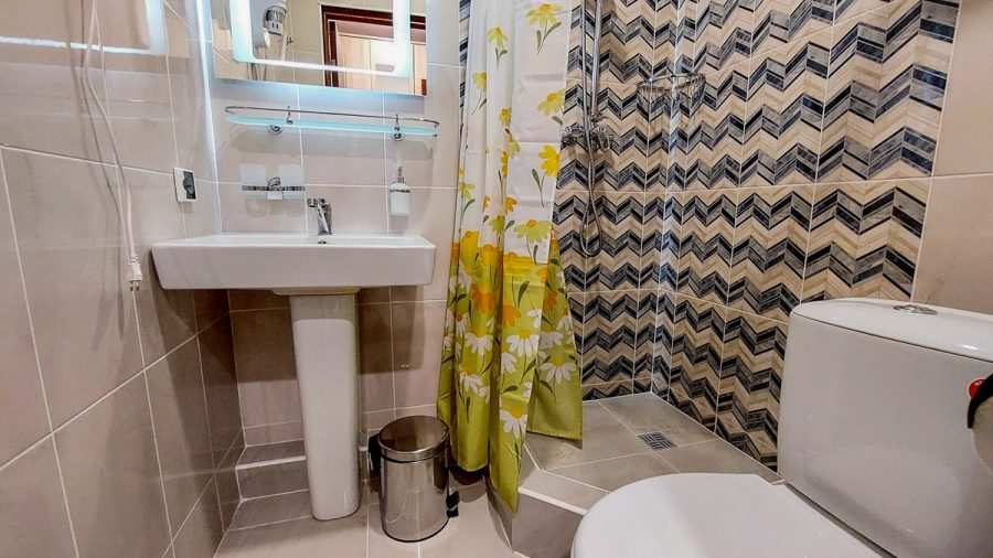 Ванная комната в номере стандарт в санатории Тарханы город Пятигорск - фотография