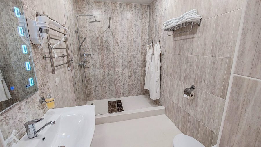 Ванная комната в номере комфорт улучшенный в санатории Тарханы город Пятигорск - фотография