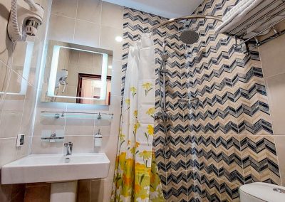 Ванная комната в номере стандарт в санатории Тарханы город Пятигорск - фотография