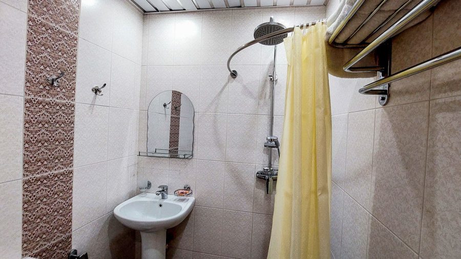 Ванная комната в номере стандарт в санатории Тарханы город Пятигорск - фотография